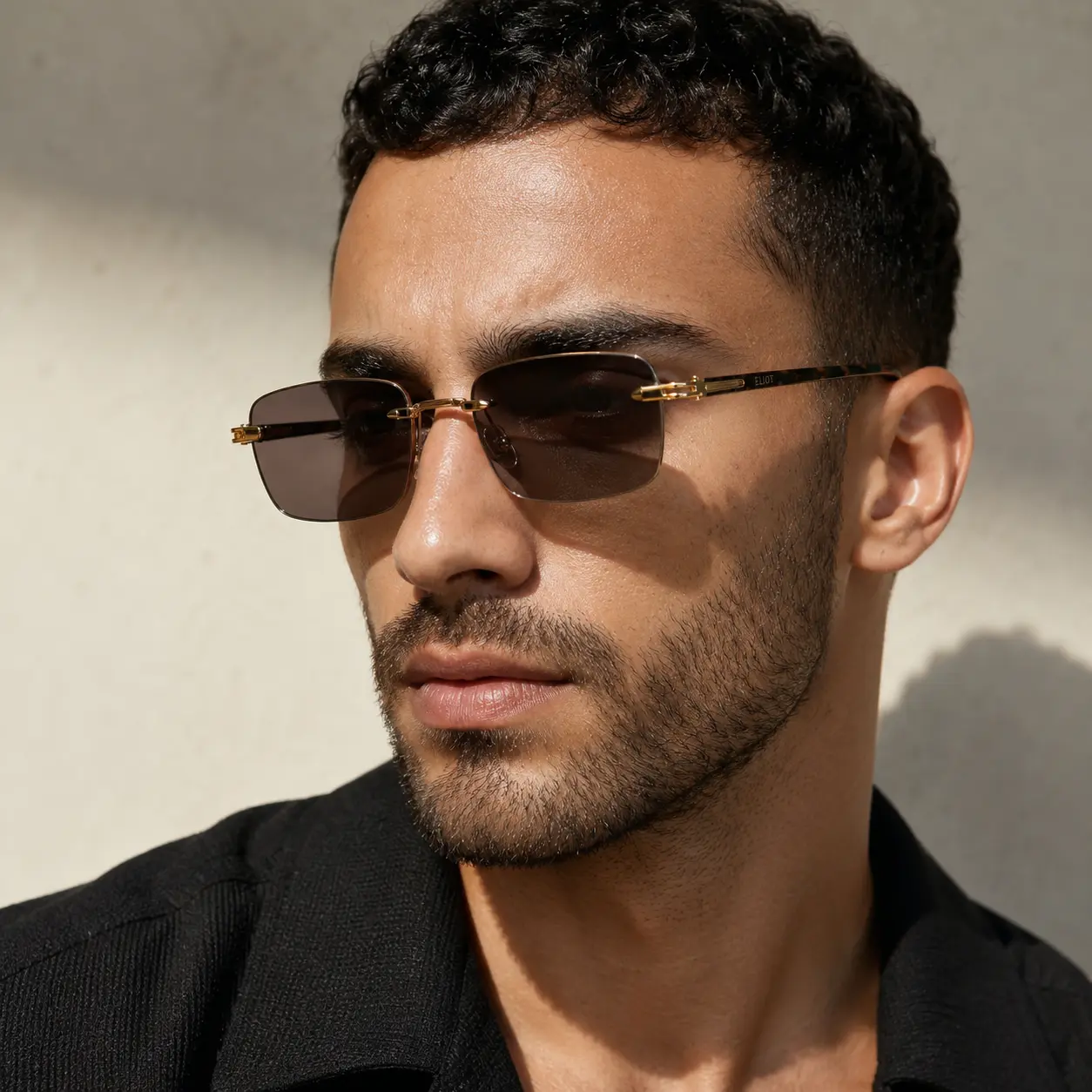 Modèle portant les lunettes Dante